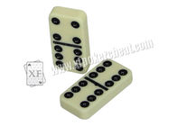 Segno giallo di domino del doppio sei per l'imbroglione del poker nel gioco di carte