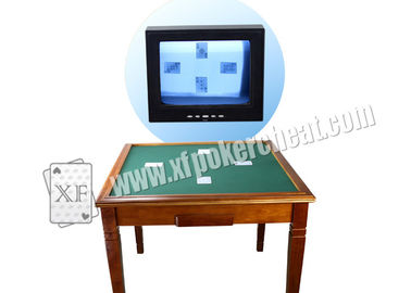 Tabella contrassegnata di prospettiva delle carte da gioco del quadrato di legno con la macchina fotografica nascosta