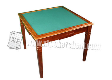 Tabella contrassegnata di prospettiva delle carte da gioco del quadrato di legno con la macchina fotografica nascosta