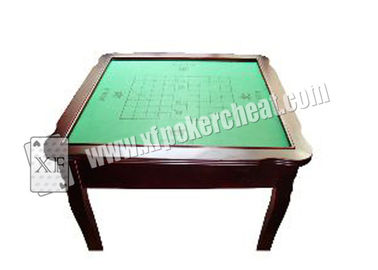 Tabella contrassegnata di prospettiva delle carte da gioco del quadrato di legno con la macchina fotografica nascosta