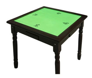 Tabella contrassegnata di prospettiva delle carte da gioco del quadrato di legno con la macchina fotografica nascosta