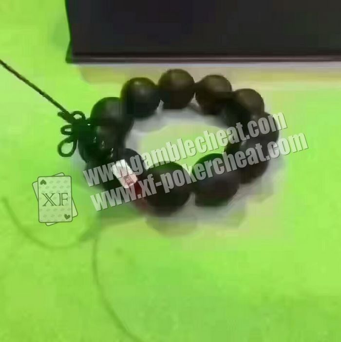 Macchina fotografica infrarossa del braccialetto affinchè analizzatore del poker esplorino le carte da gioco invisibili dei codici a barre